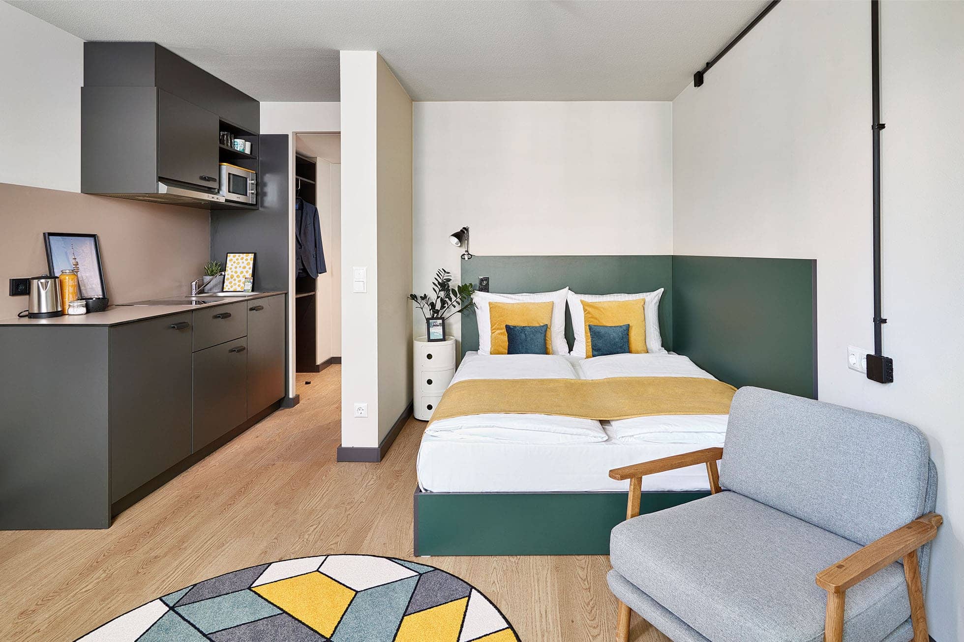 Living Hotel am Olympiapark Deluxe Plus Doppel Apartment Bett Doppelbett im Apartment