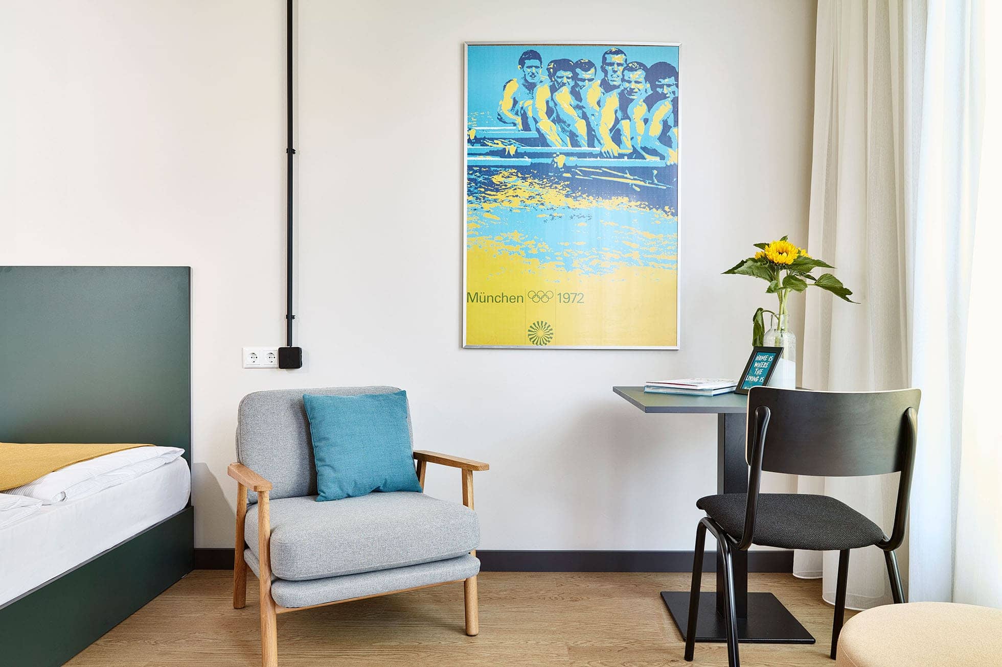Living Hotel am Olympiapark Deluxe Plus Doppel Apartment Wohnbereich Wohnbereich mit Sofastuhl