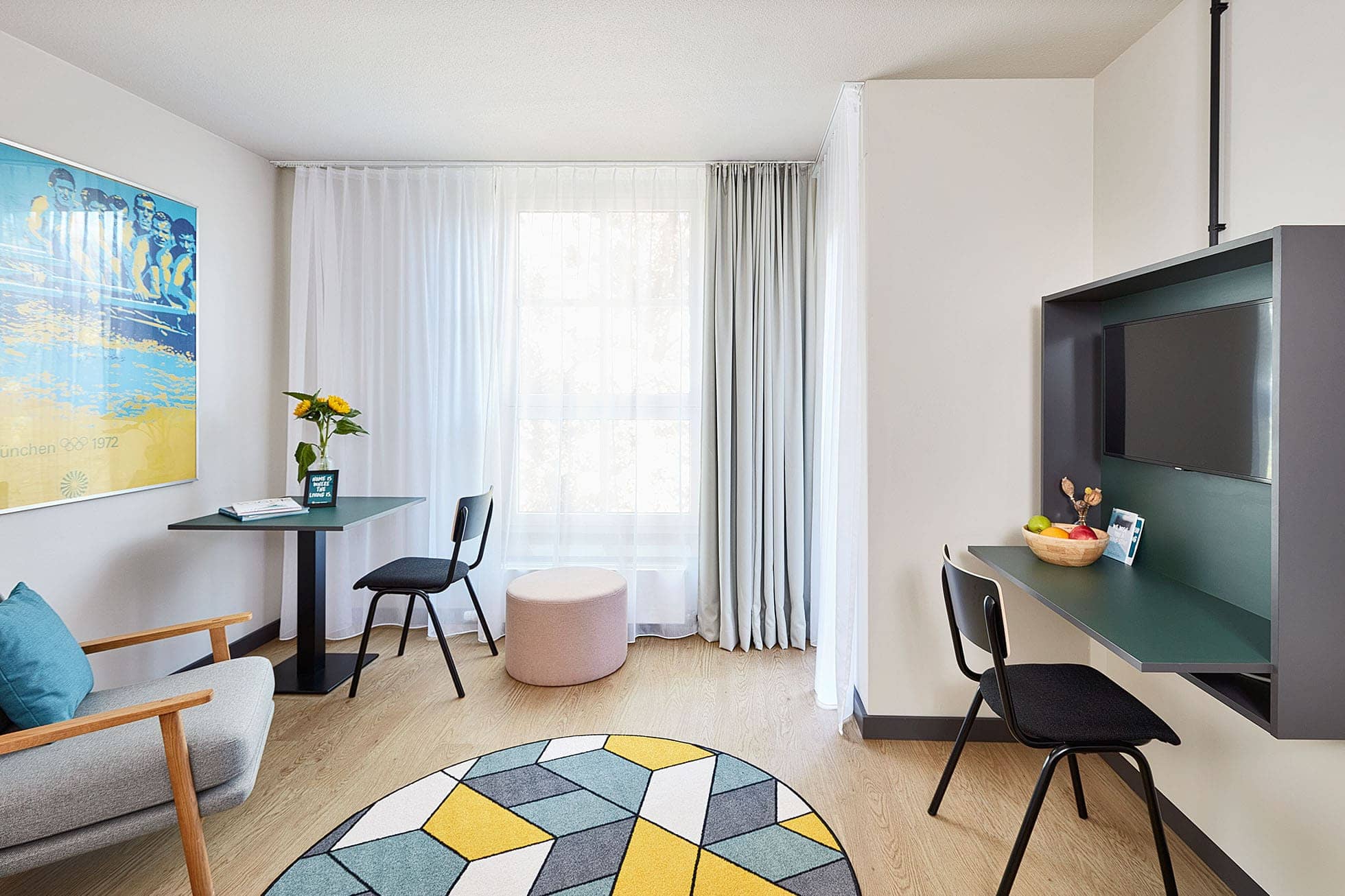 Living Hotel am Olympiapark Deluxe Plus Doppel Apartment Zimmer Zimmereinblick im Aparthotel