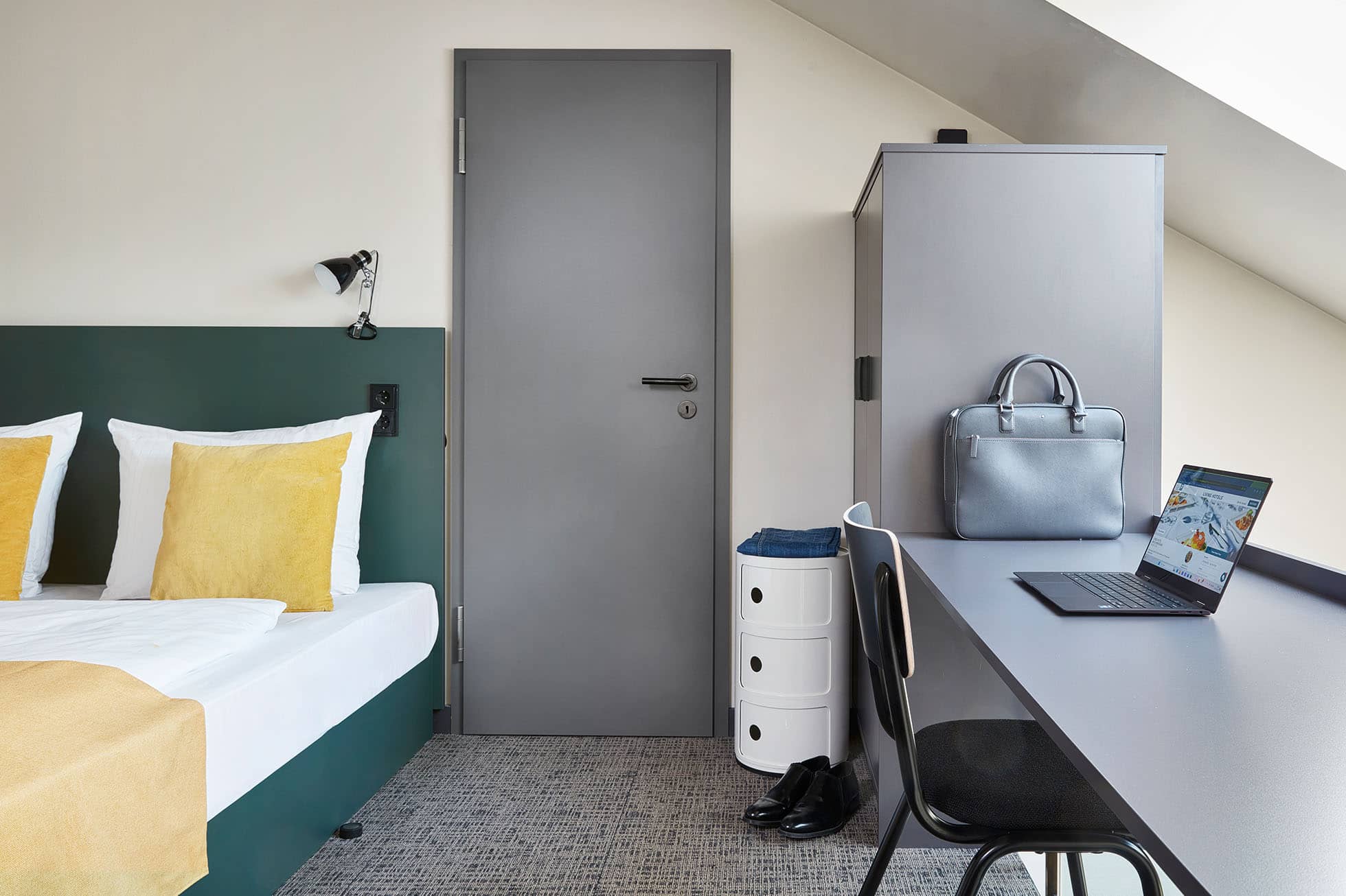 Living Hotel am Olympiapark Maisonette Deluxe zweiter Stock Großzügiger Arbeitsbereich im Hotelzimmer
