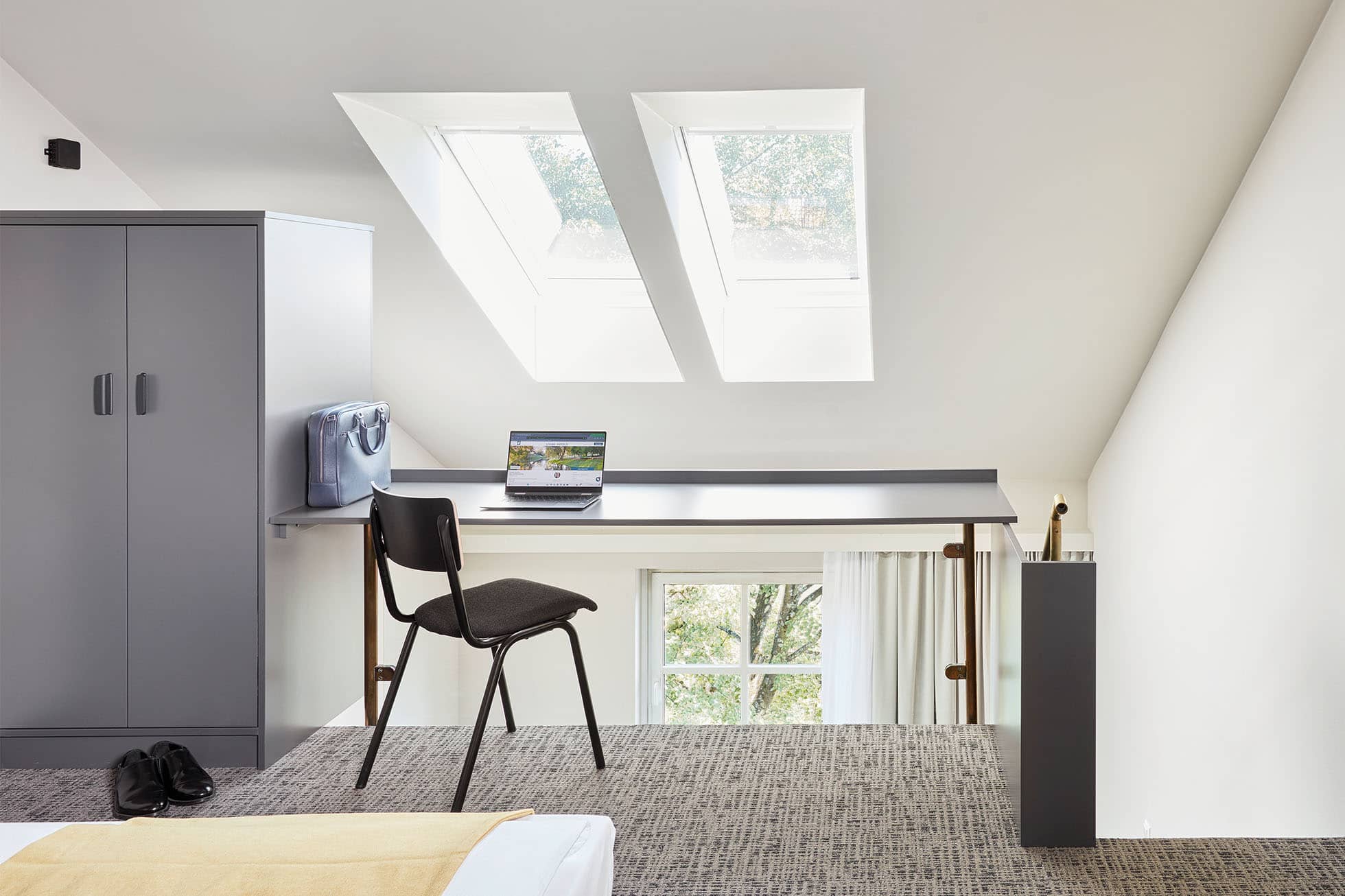 Living Hotel am Olympiapark Maisonette Deluxe Abeitsbereich Arbeitsbereich mit Dachfenster