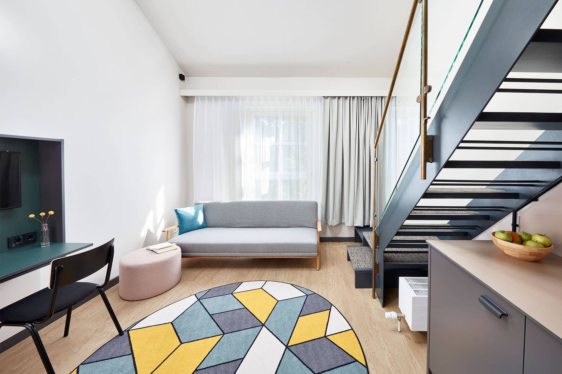 Living Hotel am Olympiapark Maisonette Deluxe Wohnbereich Wohnbereich im Münchner Hotel