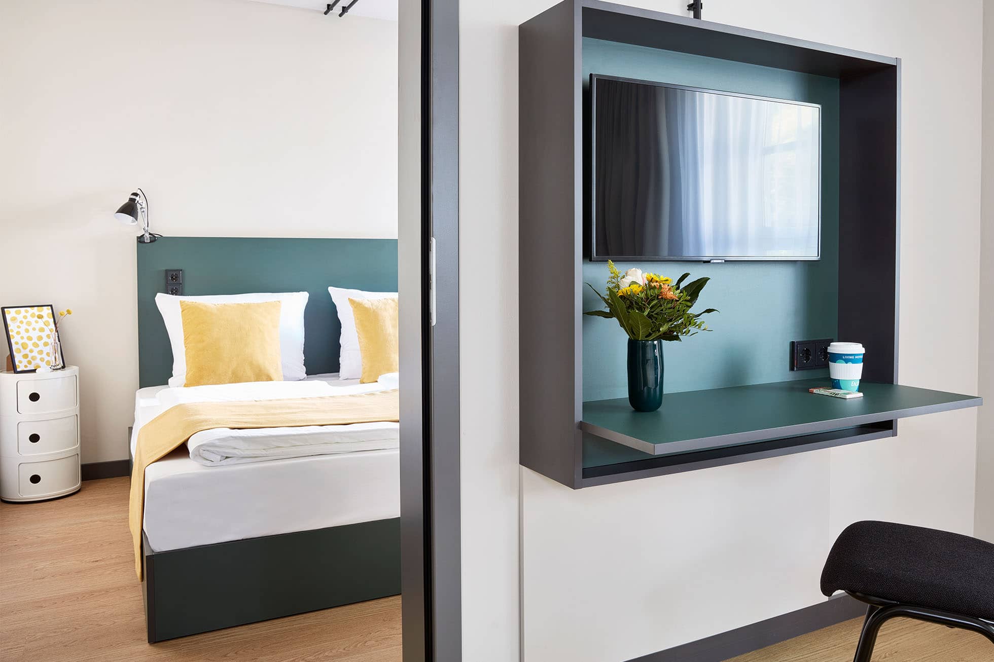 Living Hotel am Olympiapark Superior Plus Doppel Apartment Arbeitsbereich Schreibtisch in Münchner Hotelzimmer