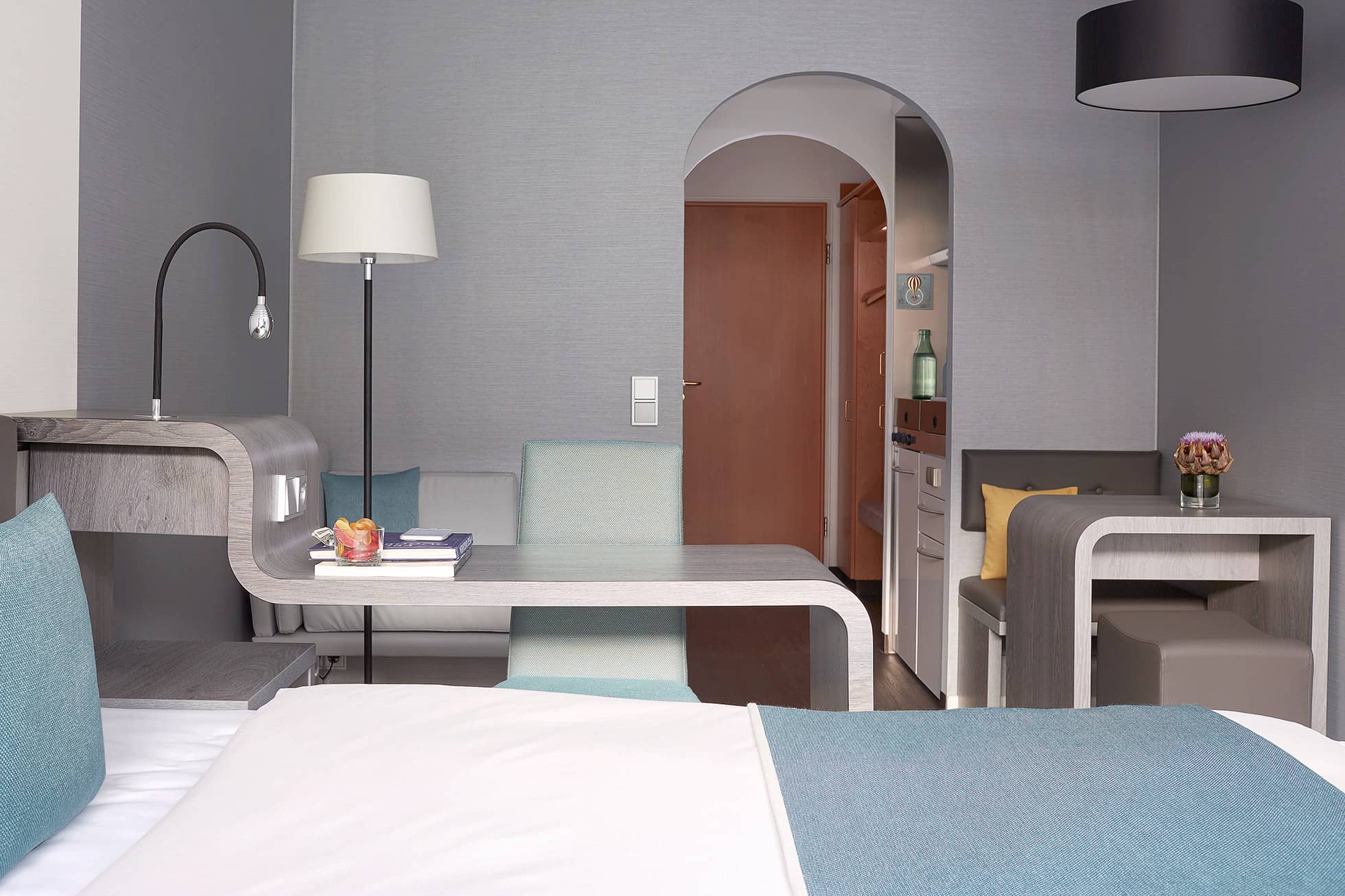 Living Hotel Nürnberg Business Hotel Schreibtisch vor dem Bett