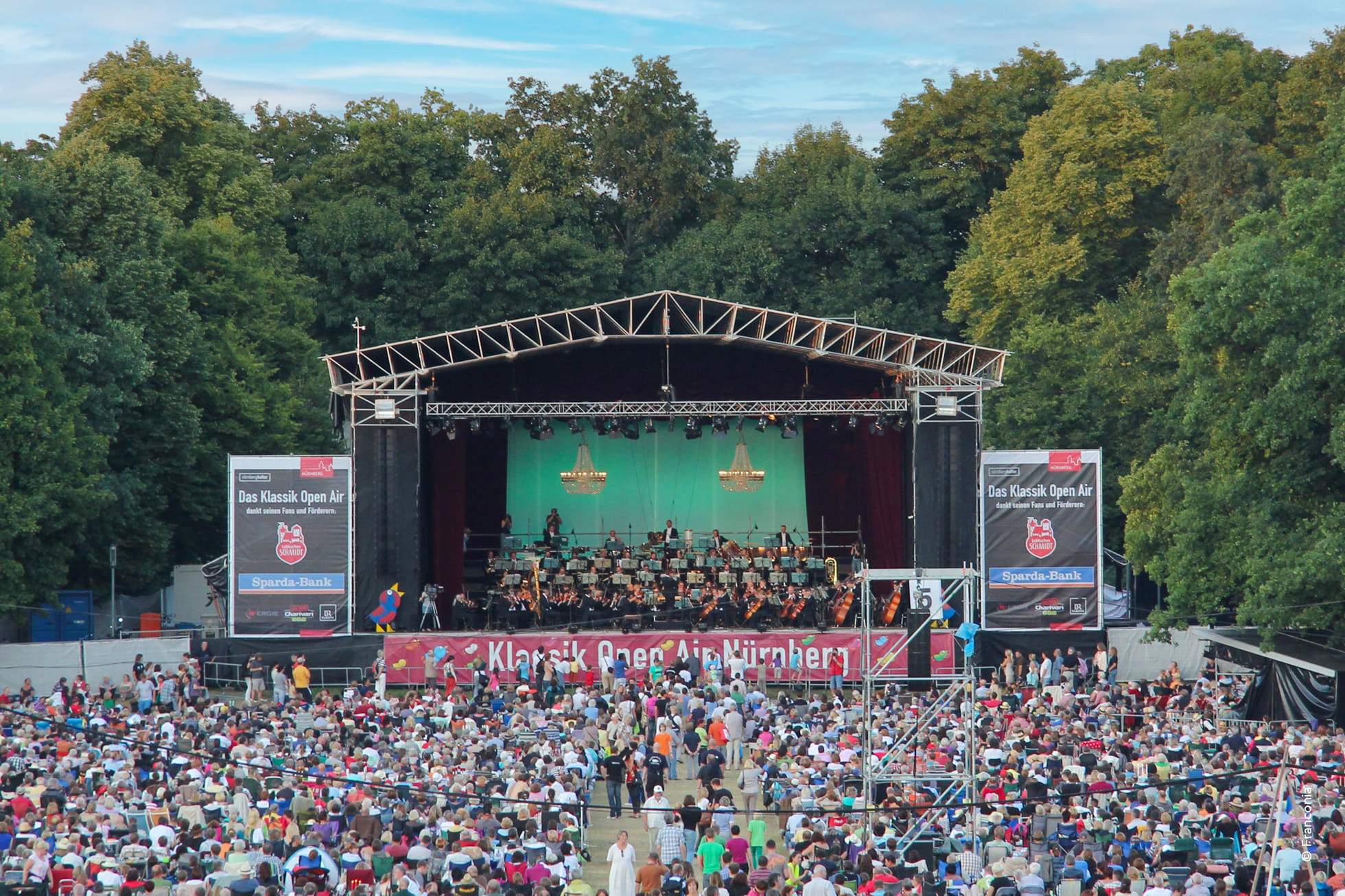 Nürnberg Klassik Open Air Blick auf Menschenmenge vor Bühne
