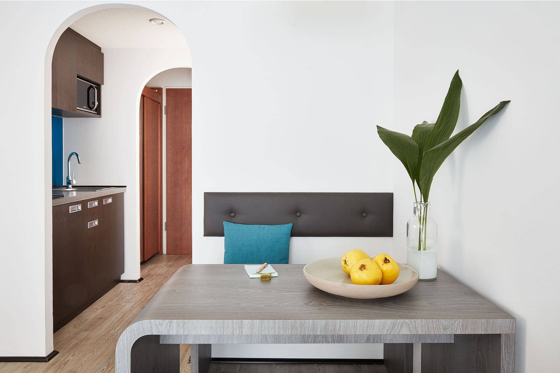 Living Hotel Nürnberg Maisonette Plus Wohnbereich Wohnzimmer mit Treppe zum Schlafbereich