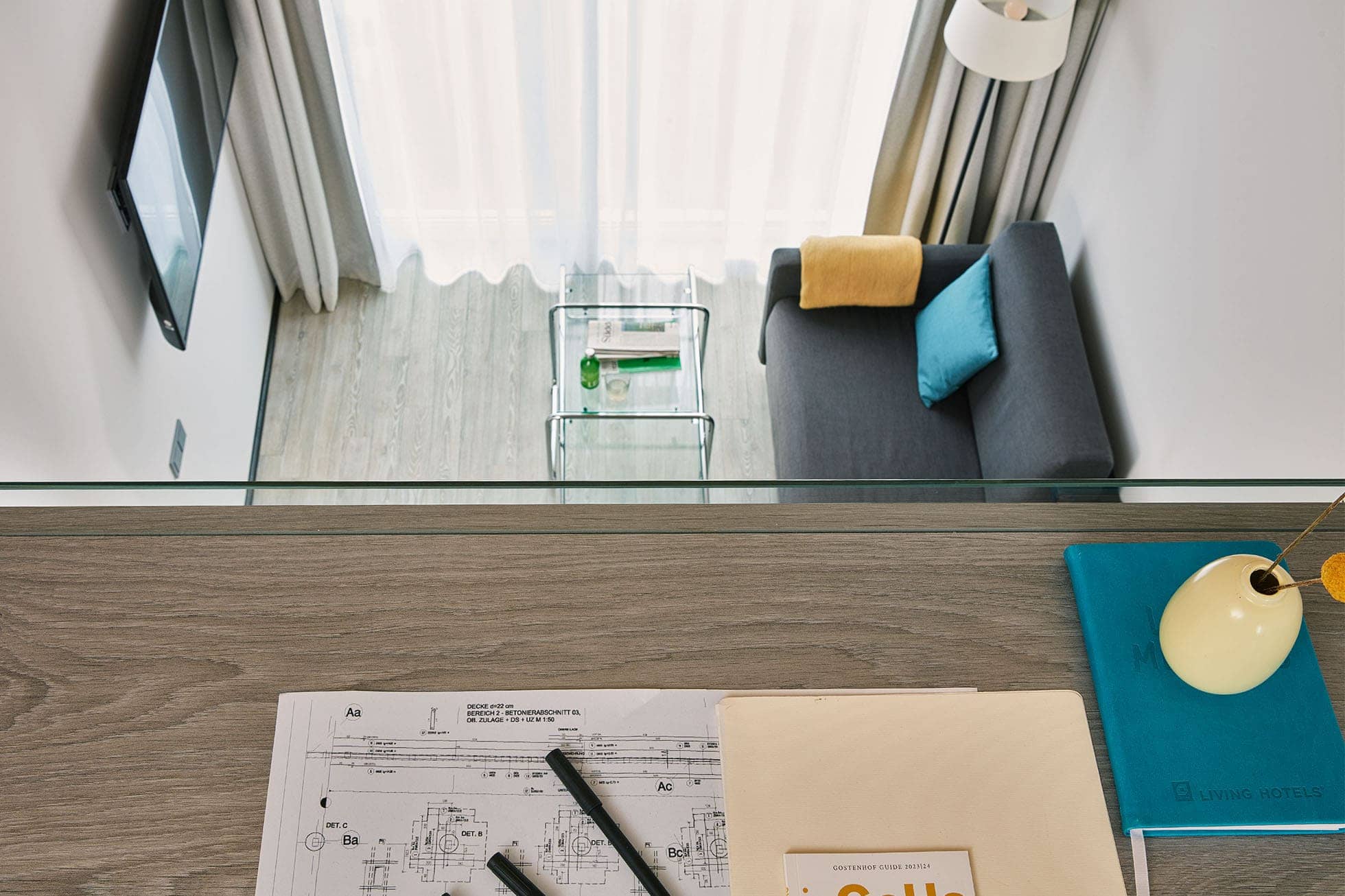 Living Hotel Nürnberg Maisonette Plus Bett Bett mit Pflanze und Bilderrahmen