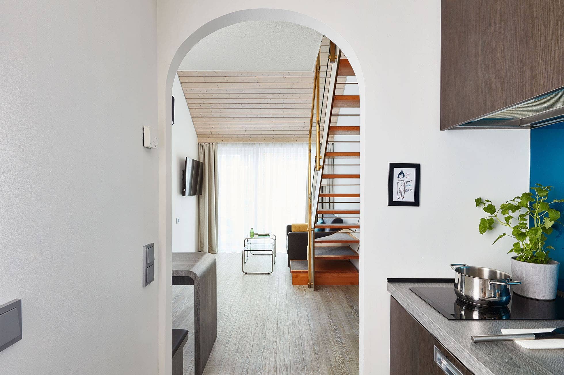 Living Hotel Nürnberg Maisonette Plus Arbeitsbereich Schreibtisch mit Notizblöcken und MacBook