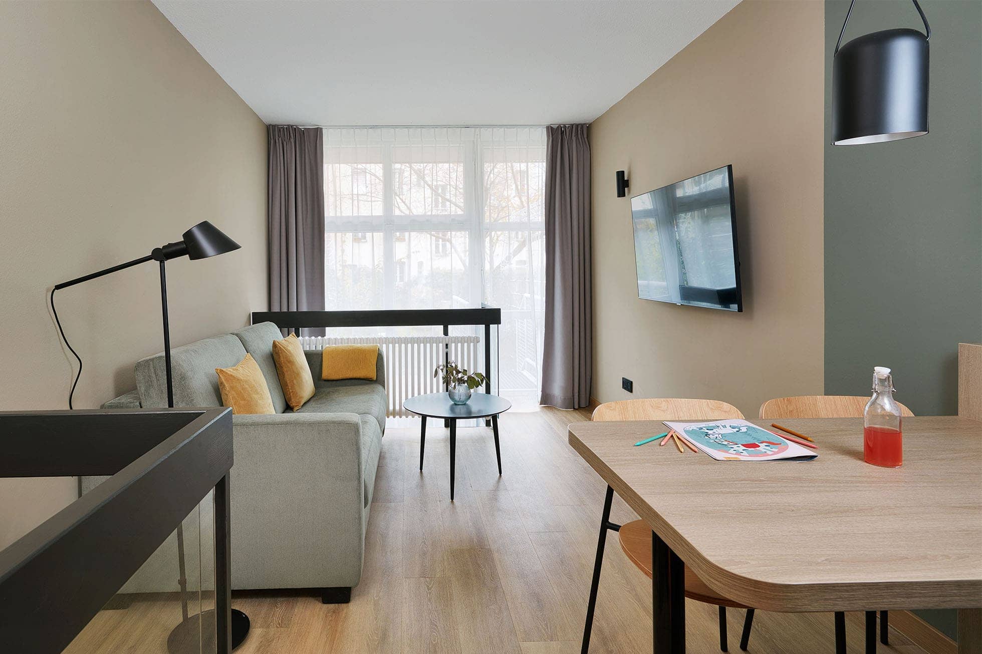 Living Hotel Nürnberg Maisonette Sofa Couch mit Stehlampe