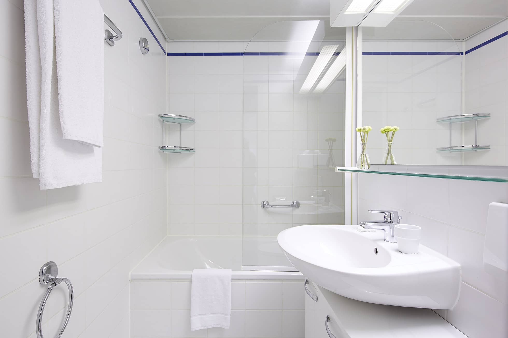 Living Hotel Nürnberg Superior Badezimmer Weiß gefliestes Bad