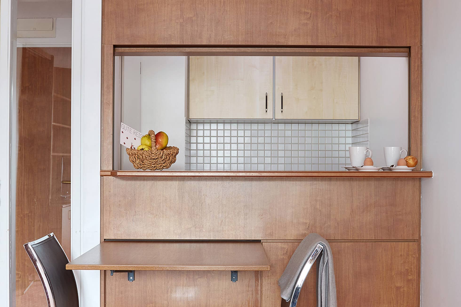 Living Hotel Nürnberg Superior Kitchenette Küche mit Bartressen und Esstisch