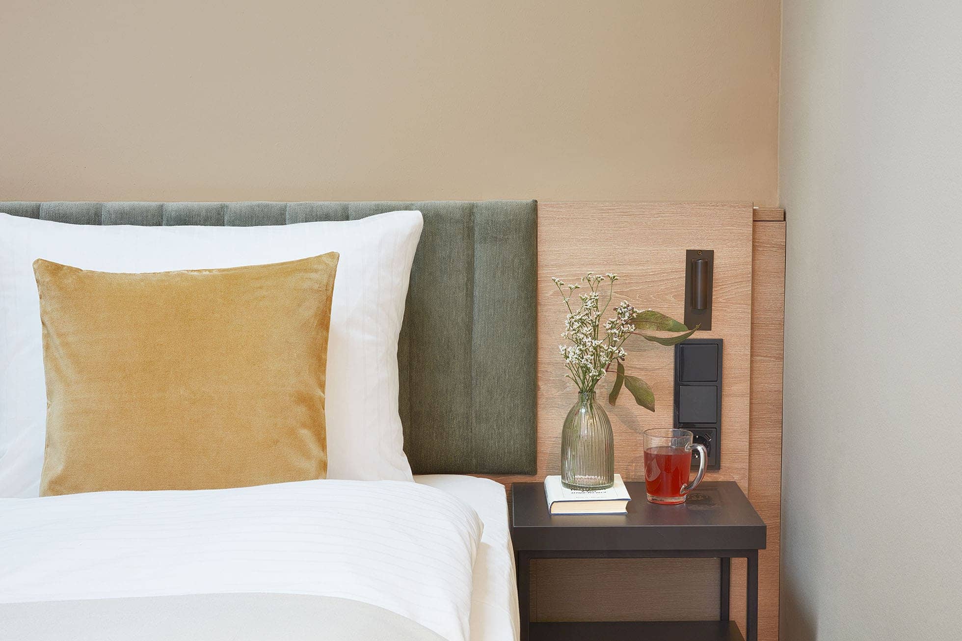 Living Hotel Nürnberg Maisonette Superior Bett Bett mit Nachttisch