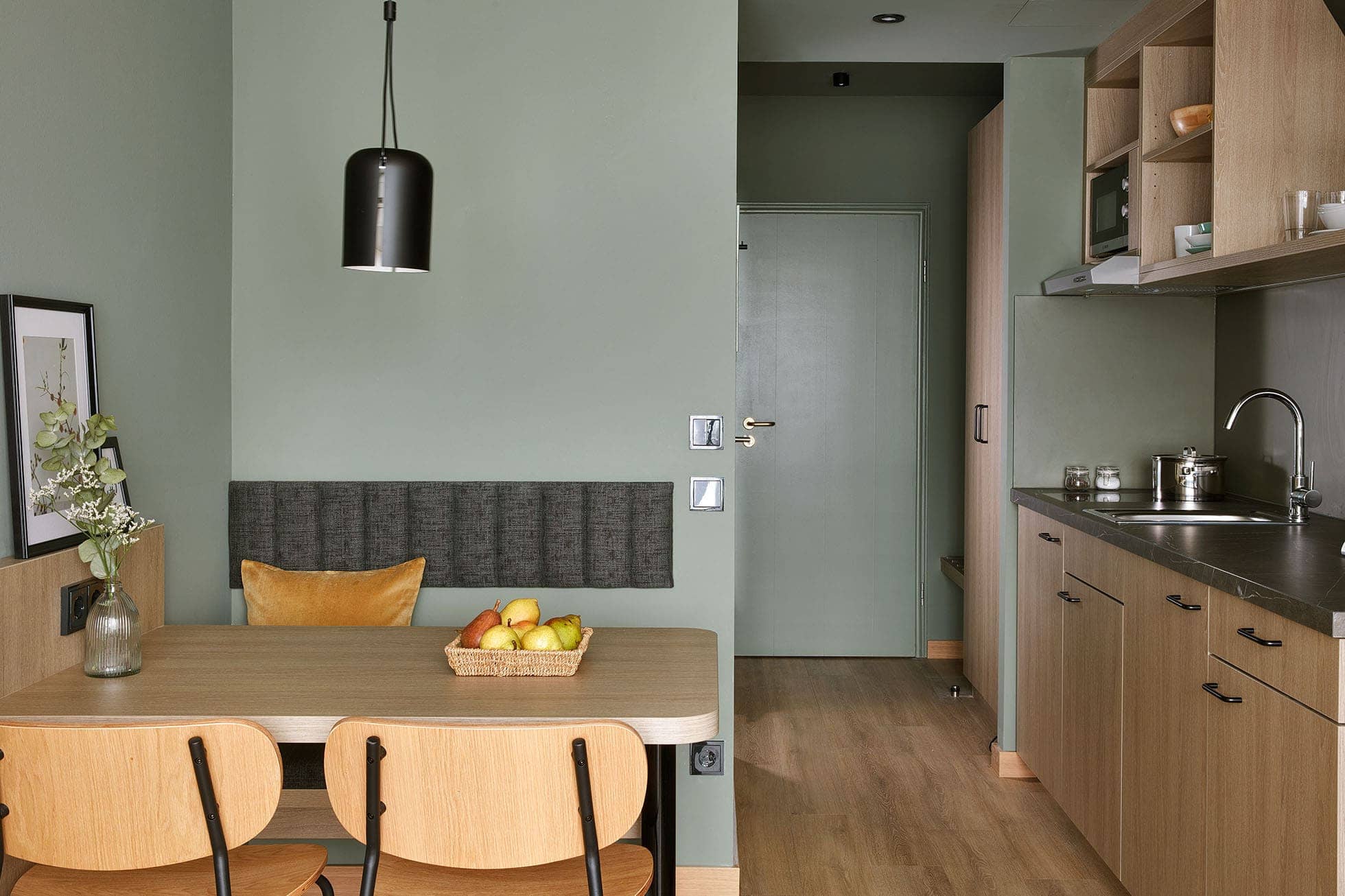 Living Hotel Nürnberg Maisonette Superior Arbeitsbereich Moderne Kombination von Arbeits- und Schlafbereich