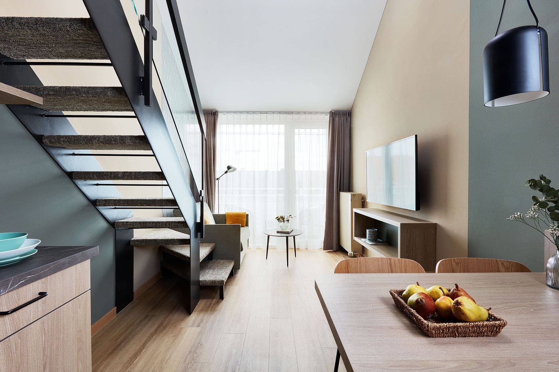 Living Hotel Nürnberg Maisonette Superior Wohnbereich Modern eingerichtetes Hotelzimmer