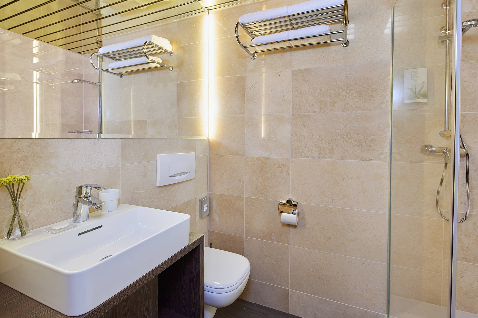 Living Hotel Nürnberg Superior Plus Badezimmer Gefliestes Badezimmer mit Blume
