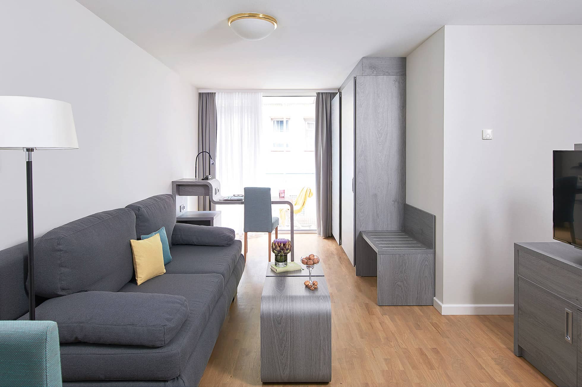 Living Hotel Nürnberg Superior Plus Fensterblick Moderner Wohnbereich