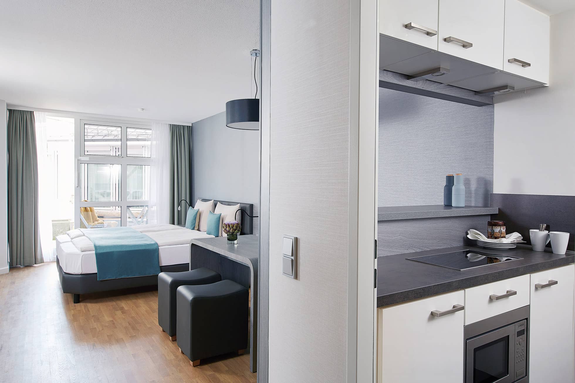 Living Hotel Nürnberg Superior Plus Kitchenette Moderne Küche im Hotelzimmer