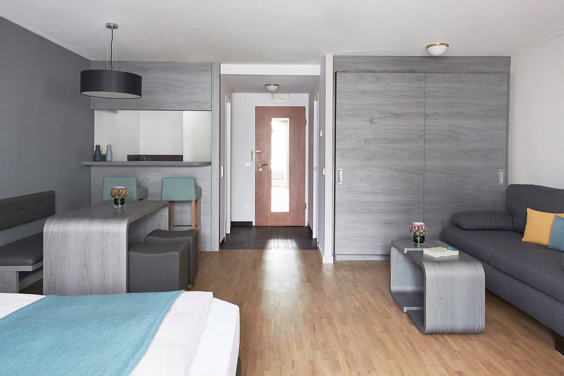 Living Hotel Nürnberg Superior Plus Wohnraum Moderne Kombi von Schlaf-, Wohn- und Essbereich