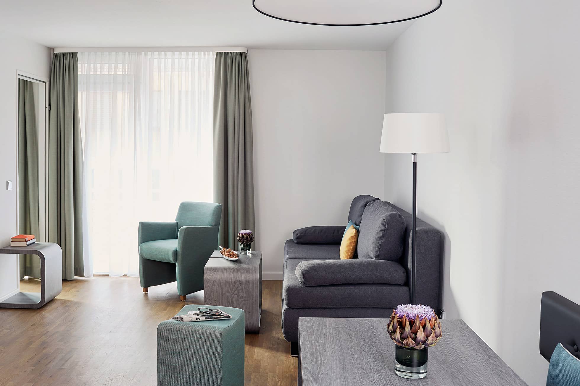 Living Hotel Nürnberg Superior Plus Wohnraum Wohnbereich des Apartmentzimmers