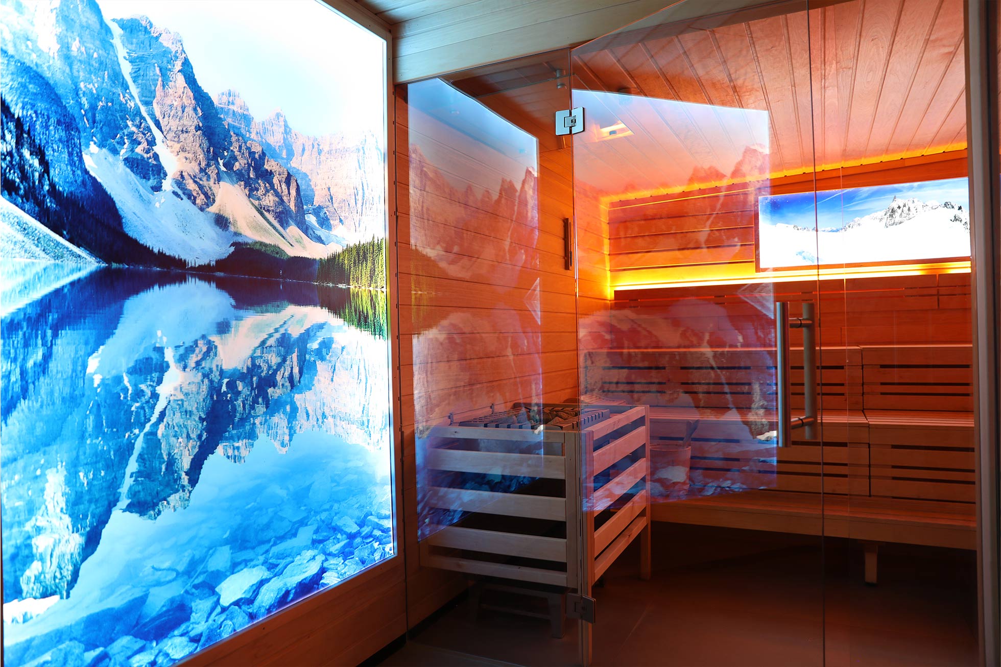 Wellness Bereich Sauna leuchtendes Bergbild mit Eingang der Sauna