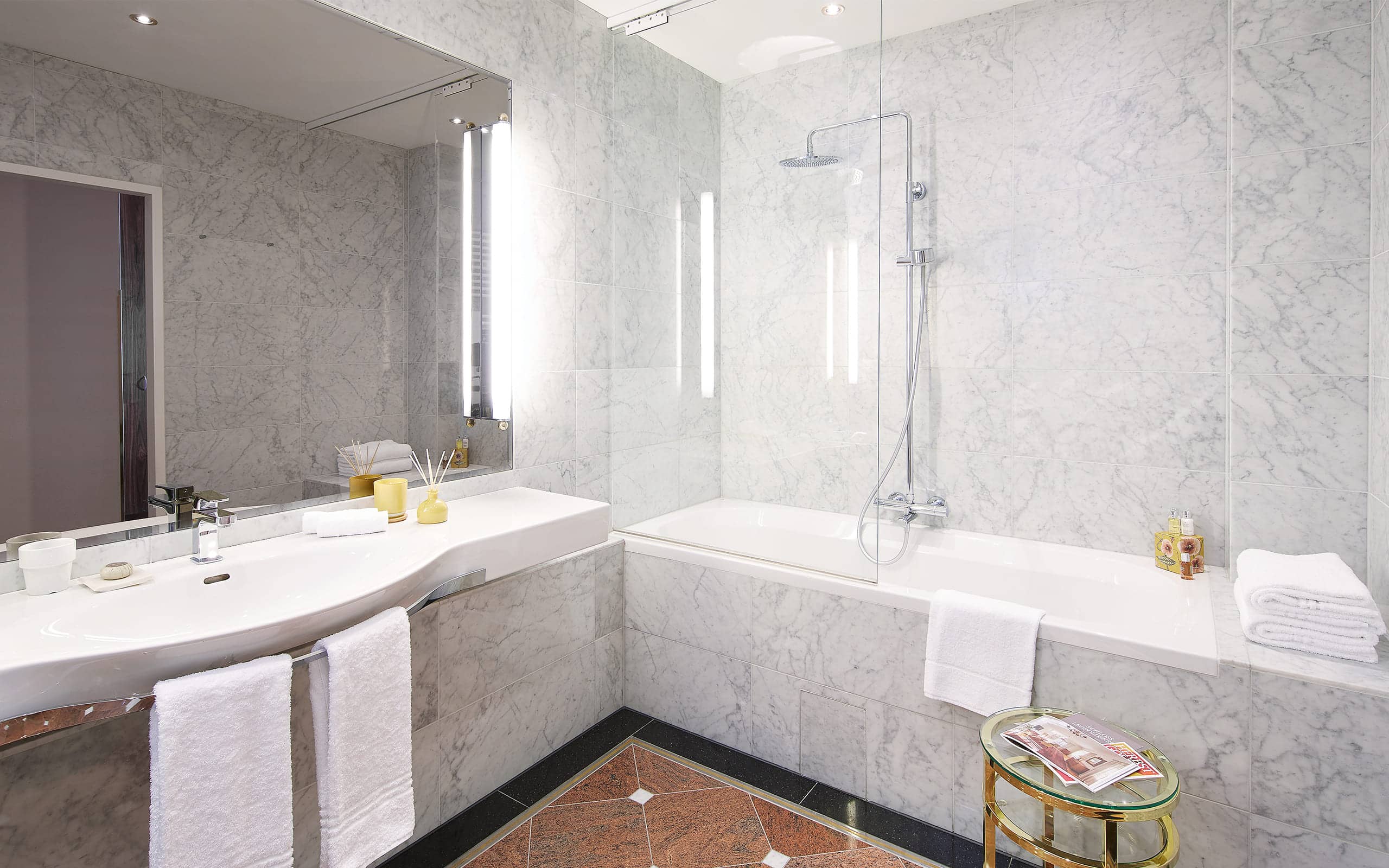 Living Hotel an der Oper Badezimmer Waschbecken und Badewanne im Aparthotel