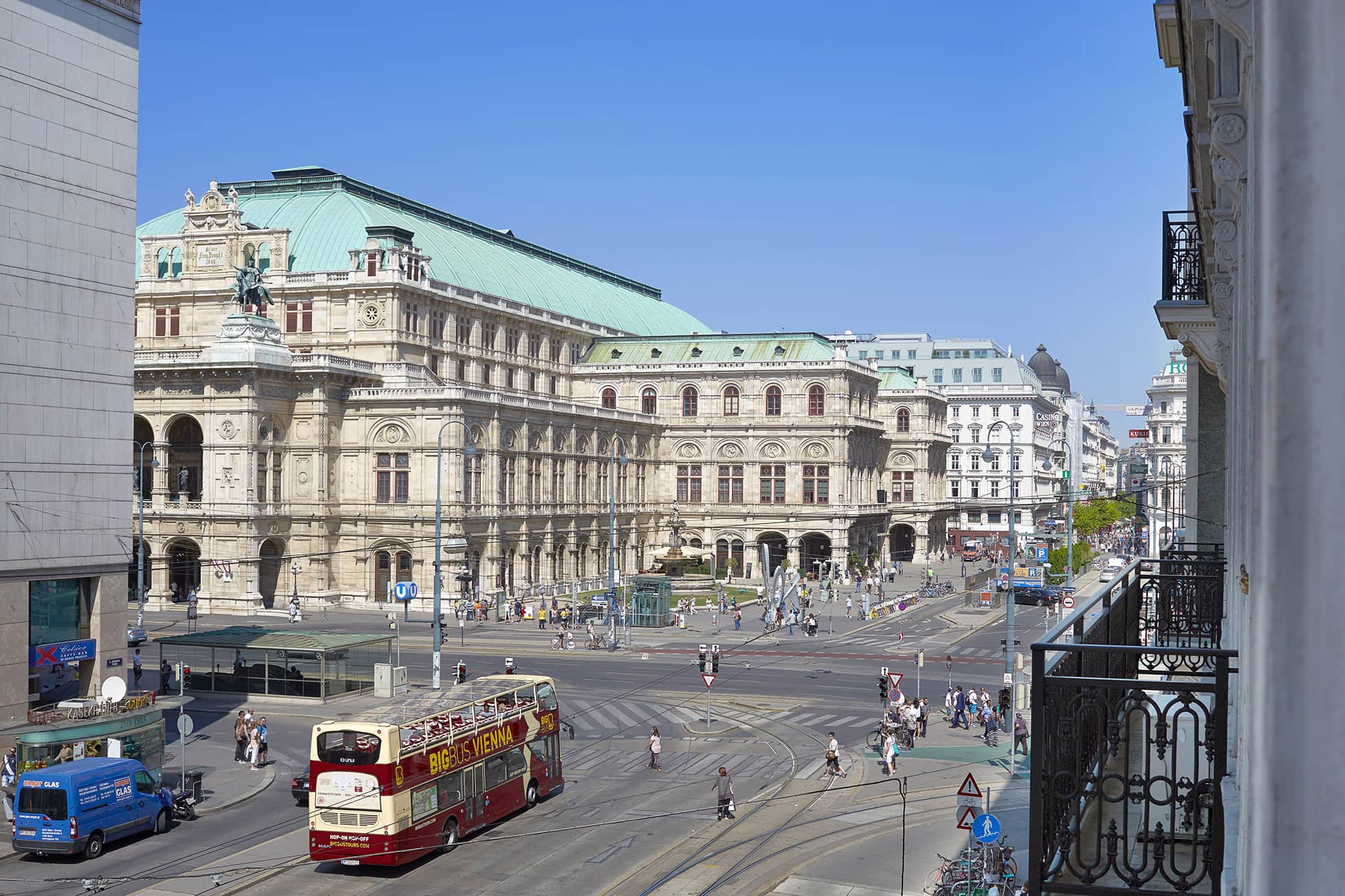 Wien Sehenswürdigkeiten Ausblick aus dem Hotel auf die Oper