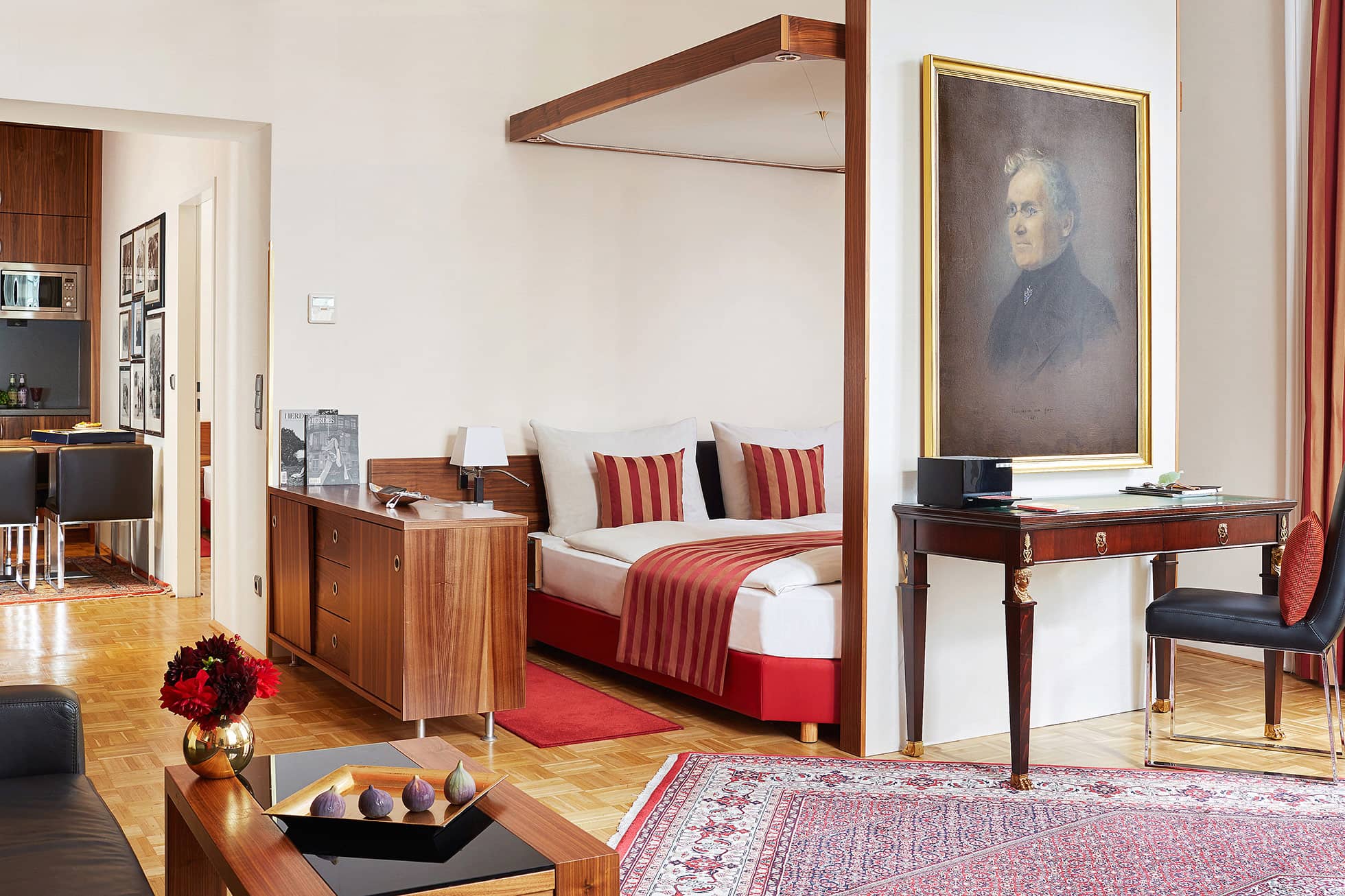 Living Hotel Wien Zimmer mit Blick auf das Bett und die Kitchenette im Hintergrund