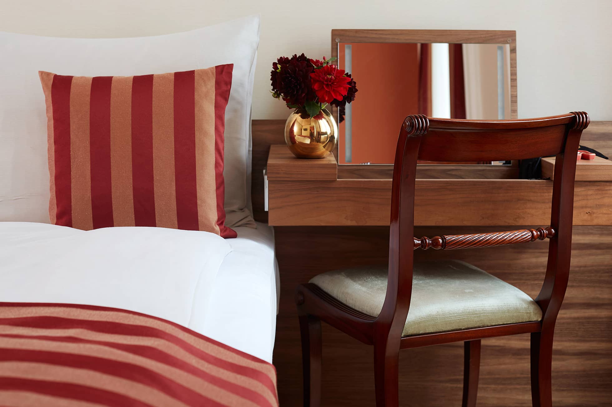 Living Hotel an der Oper Business Bett Bett und Arbeitsbereich im Aparthotel