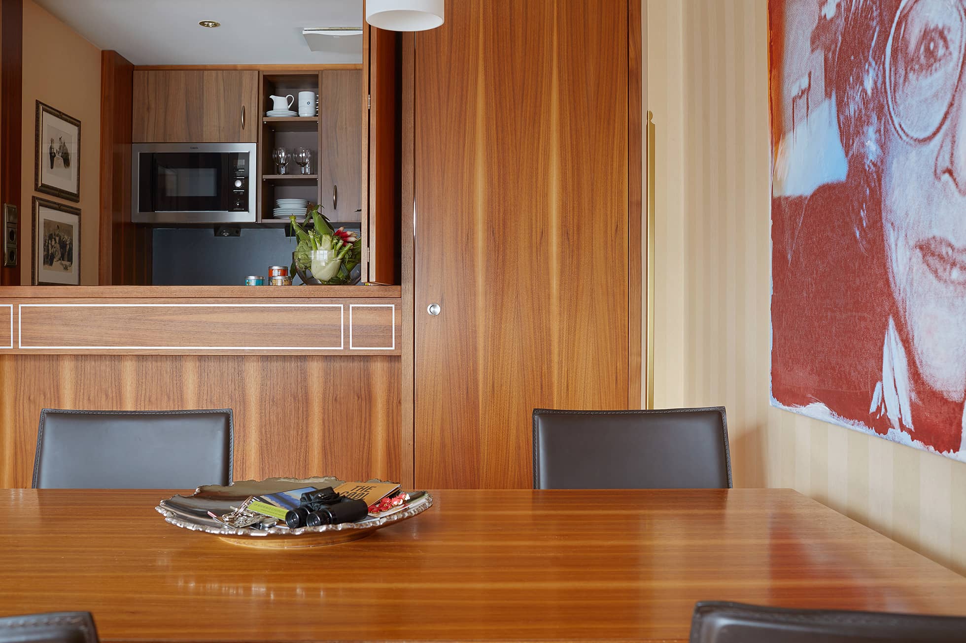 Living Hotel an der Oper Executive Kitchenette Esstisch und Küche im Hotelzimmer