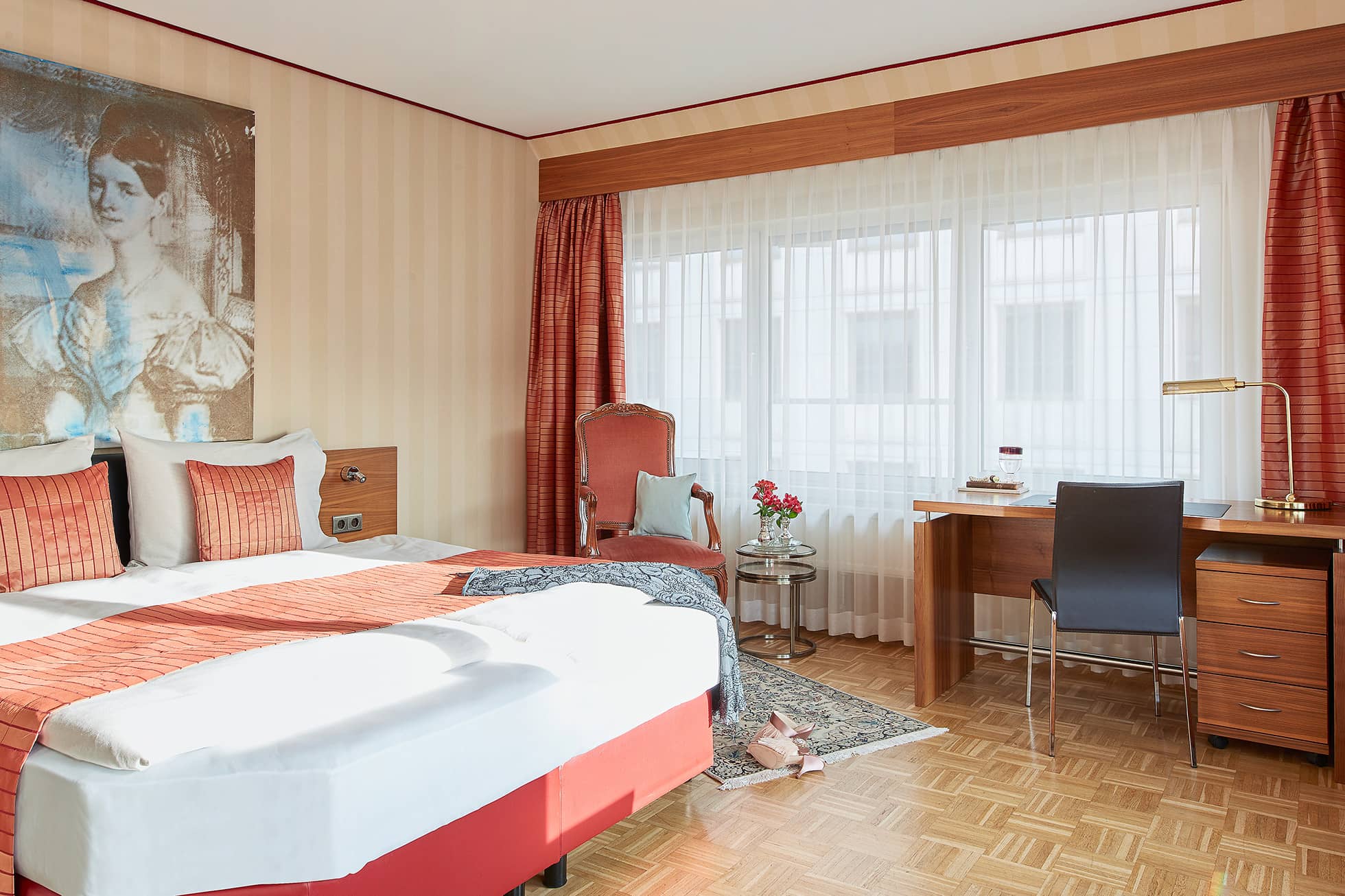 Living Hotel an der Oper Executive Apartment Doppelbett mit Arbeitsbereich