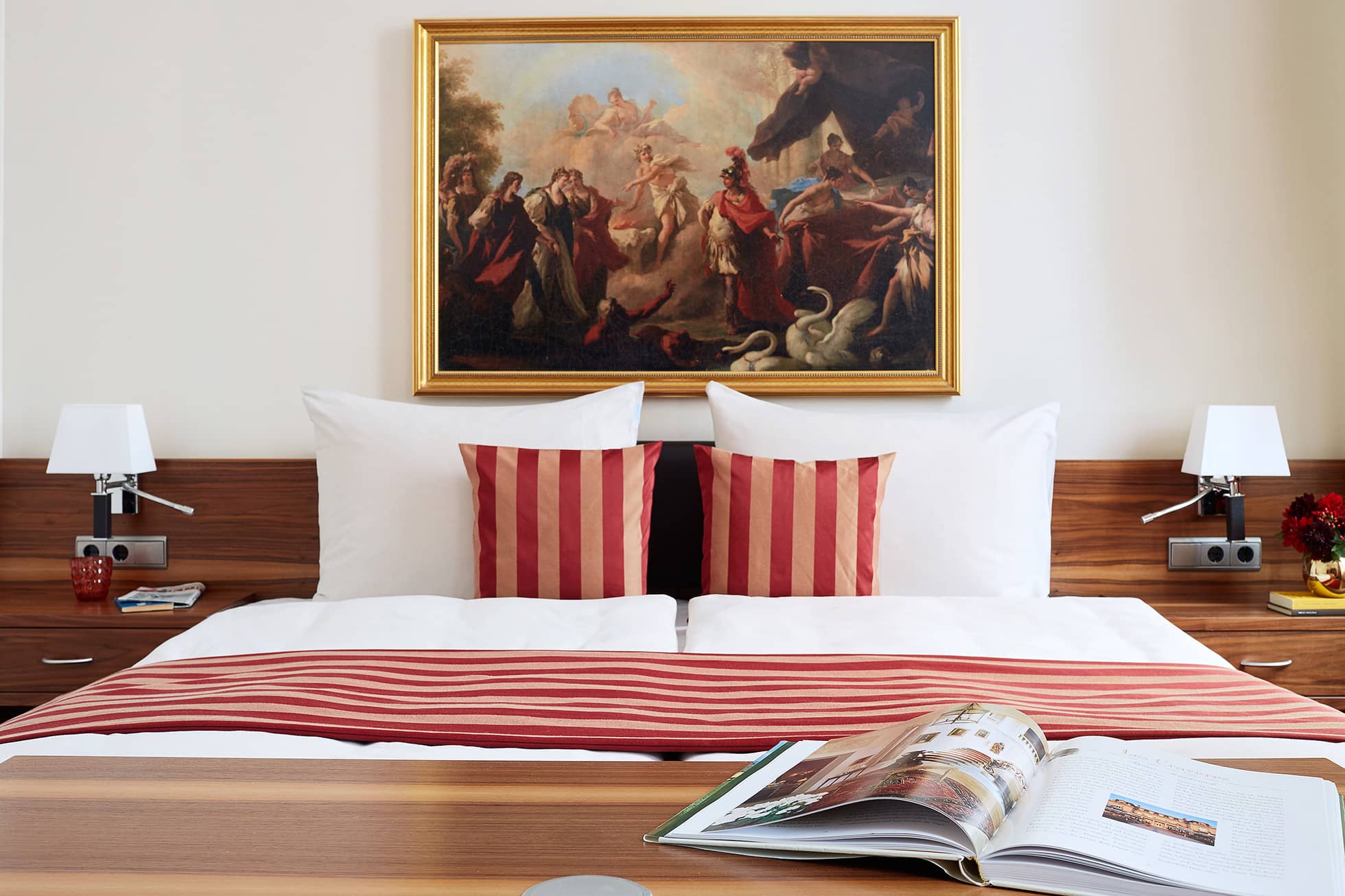 Living Hotel an der Oper Executive Familie Doppelbett Doppelbett mit aufgeschlagenem Buch