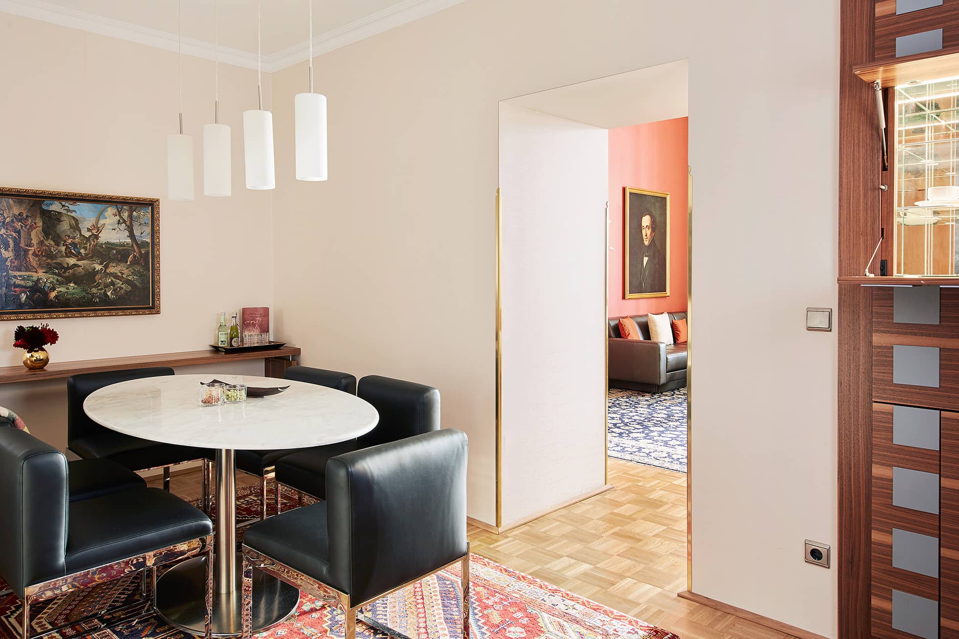 Living Hotel an der Oper Superior Essbereich Esstisch im Doppelzimmer