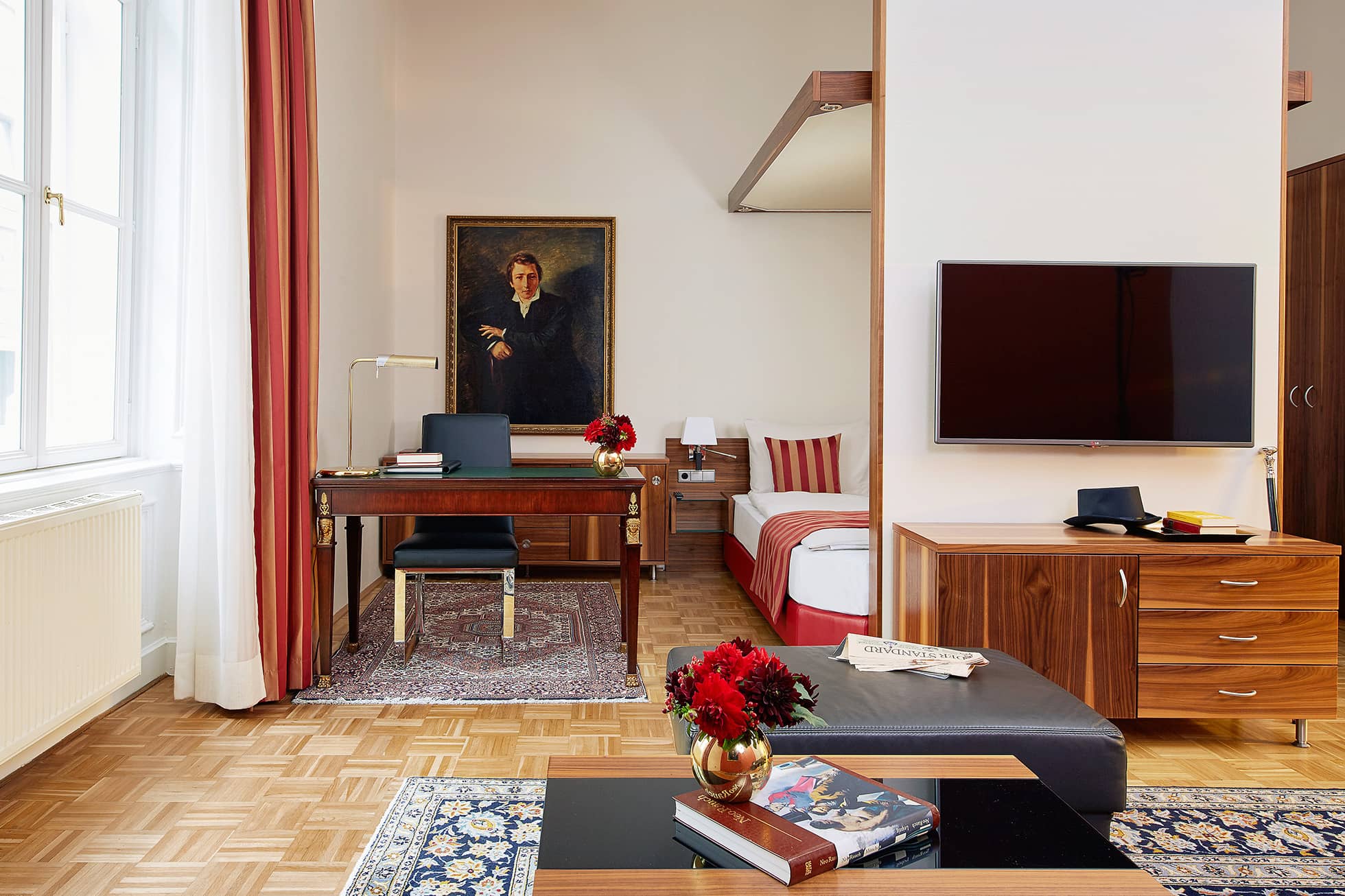 Living Hotel Wien Business Hotel Schreibtisch in großem Zimmer